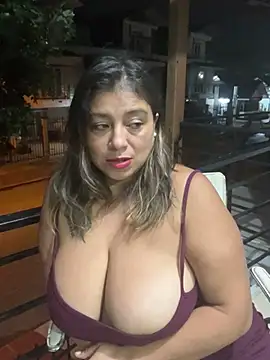 Snapshot of MrsFoucher chatting on February 9, 12:39 am MrsFoucher online show from February 9, 12:39 am