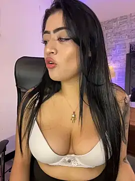 Snapshot of lucianaroy chatting on December 6, 8:07 pm lucianaroy online show from December 6, 8:07 pm