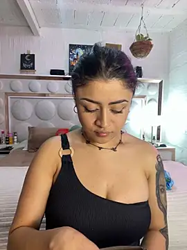 Snapshot of lucianaroy chatting on January 29, 2:19 am lucianaroy online show from January 29, 2:19 am