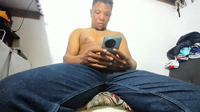 Snapshot of hugo3918_ chatting on November 24, 2:39 pm hugo3918 online show from November 24, 2:39 pm