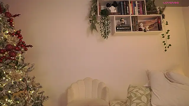 Snapshot of EmilyxRose_- chatting on December 2, 10:23 pm EmilyxRose - online show from December 2, 10:23 pm