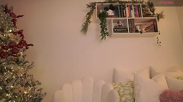 Snapshot of EmilyxRose_- chatting on December 6, 10:19 pm EmilyxRose - online show from December 6, 10:19 pm