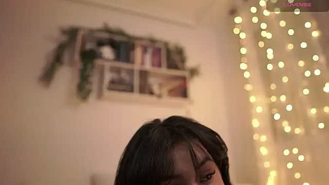 Snapshot of EmilyxRose_- chatting on December 15, 2:30 am EmilyxRose - online show from December 15, 2:30 am