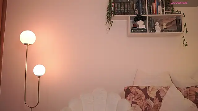 Snapshot of EmilyxRose_- chatting on February 9, 9:49 pm EmilyxRose - online show from February 9, 9:49 pm