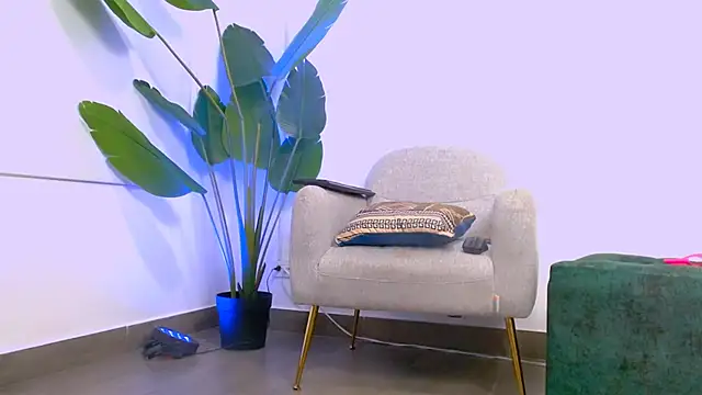 Snapshot of Sara_ow chatting on May 4, 7:43 pm Sara ow online show from May 4, 7:43 pm