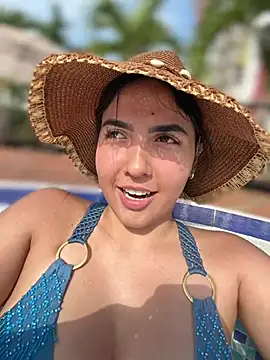 Snapshot of MarianaBenz chatting on February 8, 8:45 pm MarianaBenz online show from February 8, 8:45 pm