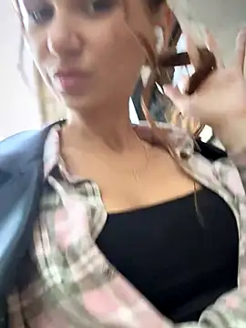 QuitieLia online show from October 8, 2:36 pm