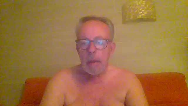 Snapshot of tuggy59 chatting on April 28, 4:17 am tuggy59 online show from April 28, 4:17 am