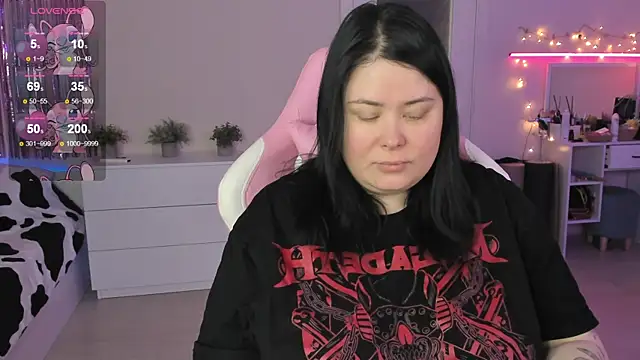 Snapshot of Akemi_BBW chatting on May 17, 8:23 am Akemi BBW online show from May 17, 8:23 am