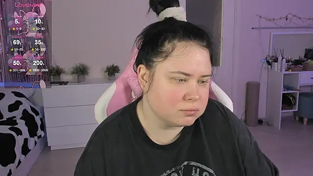 Snapshot of Akemi_BBW chatting on May 20, 9:15 am Akemi BBW online show from May 20, 9:15 am