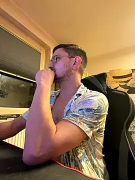 Snapshot of Shaiiboy chatting on October 25, 3:36 am Shaiiboy online show from October 25, 3:36 am