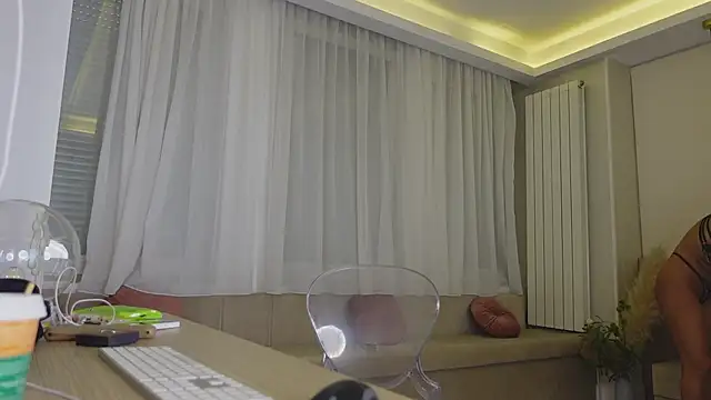 Snapshot of HaileyRoses chatting on June 2, 3:30 am HaileyRoses online show from June 2, 3:30 am