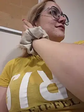 Snapshot of NaomiShimizu chatting on February 21, 8:32 pm NaomiShimizu online show from February 21, 8:32 pm