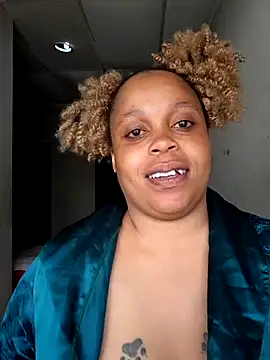 Snapshot of THESHORTQUEEN chatting on November 4, 8:35 am THESHORTQUEEN online show from November 4, 8:35 am