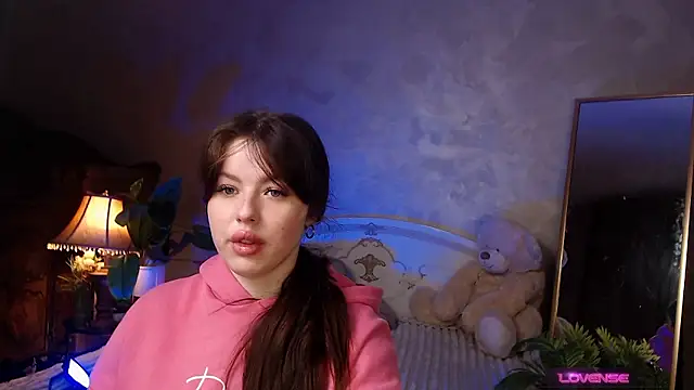 JulieHeets online show from December 4, 7:17 am