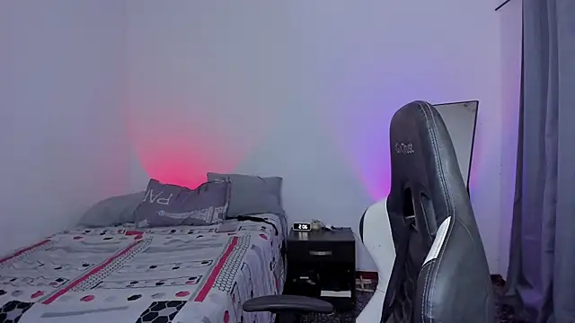 Snapshot of Alan26_ chatting on February 28, 12:22 am Alan26 online show from February 28, 12:22 am