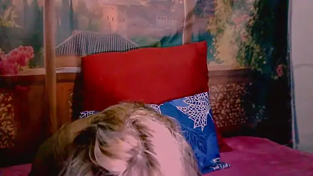 Snapshot of RoyalIndianCreamPuff chatting on October 11, 7:23 pm RoyalIndianCreamPuff online show from October 11, 7:23 pm