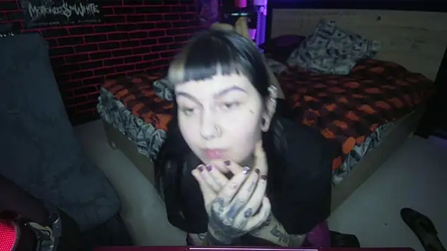 MoorderxDoll online show from December 14, 7:40 pm