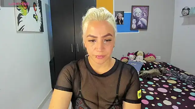 Snapshot of LuCKy_JoK chatting on October 22, 1:00 pm LuCKy JoK online show from October 22, 1:00 pm