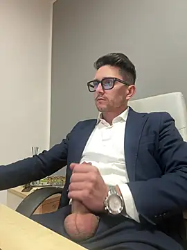 Snapshot of masterboss_ chatting on February 19, 12:45 pm masterboss online show from February 19, 12:45 pm