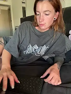 Laurahorney xo online show from September 12, 8:25 am