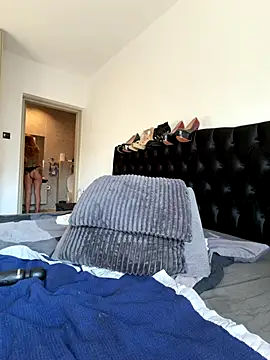 Laurahorney xo online show from October 11, 1:20 pm