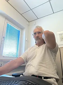 Snapshot of tom-swede chatting on July 21, 10:28 am tom-swede online show from July 21, 10:28 am
