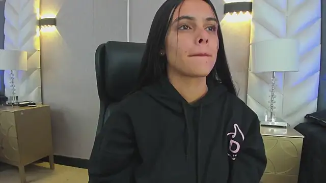 ChloeHarper  online show from December 17, 11:49 am