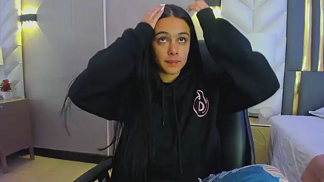 ChloeHarper  online show from February 18, 11:39 am