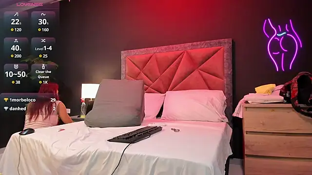 Snapshot of mia_milff chatting on February 7, 9:15 pm mia milff online show from February 7, 9:15 pm