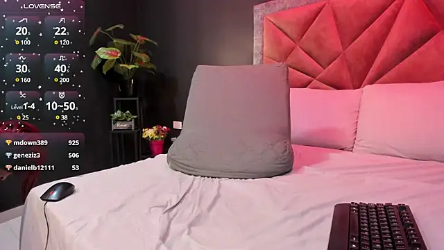 Snapshot of mia_milff chatting on February 17, 12:32 am mia milff online show from February 17, 12:32 am