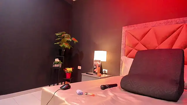 Snapshot of mia_milff chatting on October 16, 6:42 pm mia milff online show from October 16, 6:42 pm