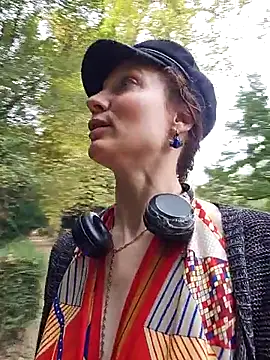 Snapshot of Exhibitionsplit chatting on October 19, 12:06 pm Exhibitionsplit online show from October 19, 12:06 pm