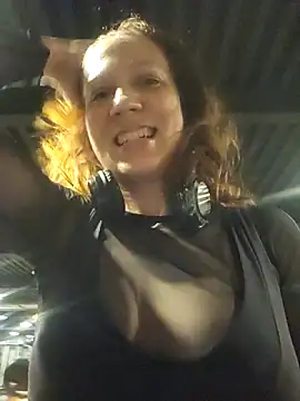 Snapshot of Exhibitionsplit chatting on October 29, 9:27 pm Exhibitionsplit online show from October 29, 9:27 pm