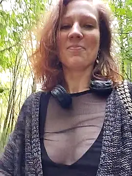 Snapshot of Exhibitionsplit chatting on October 31, 10:38 am Exhibitionsplit online show from October 31, 10:38 am