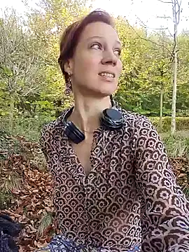 Snapshot of Exhibitionsplit chatting on November 10, 2:05 pm Exhibitionsplit online show from November 10, 2:05 pm