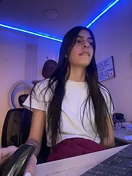 Snapshot of cristel_17 chatting on February 8, 7:15 am cristel 17 online show from February 8, 7:15 am