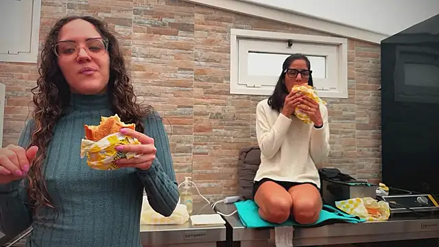 Snapshot of barfantasy chatting on February 7, 12:31 pm barfantasy online show from February 7, 12:31 pm