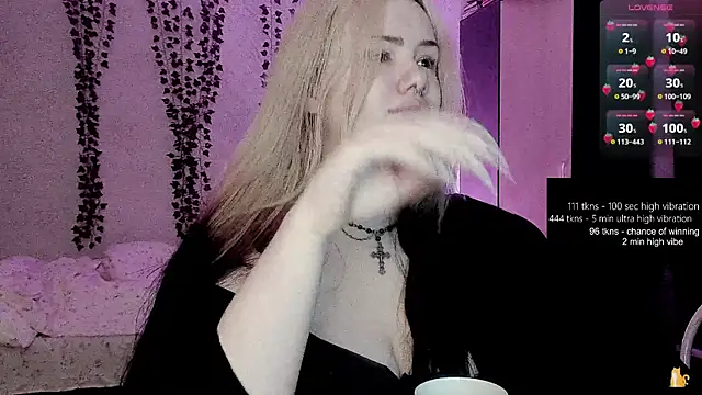 strawberry elfcat online show from June 11, 2:11 am