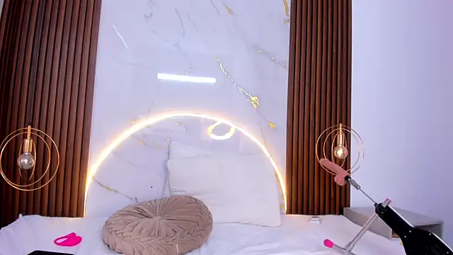 danisaenz  online show from December 11, 8:18 pm
