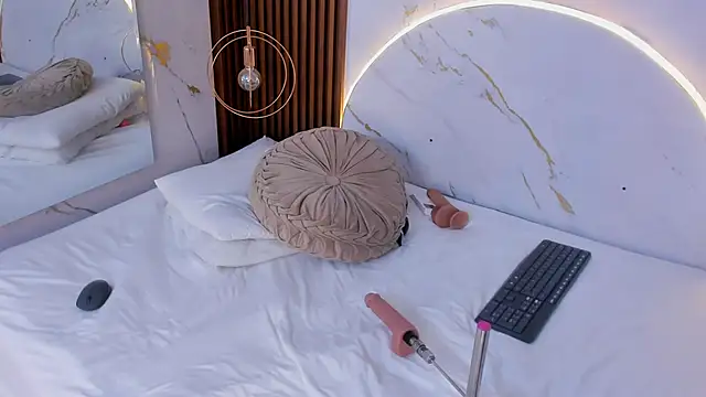 danisaenz  online show from December 26, 11:13 pm