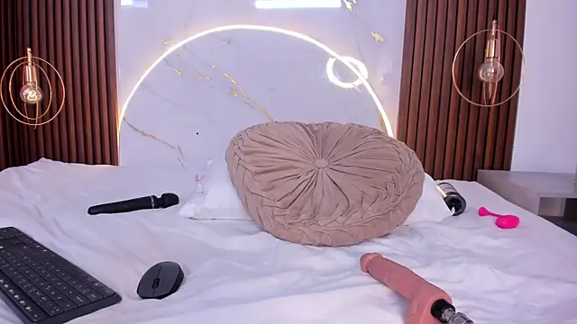 danisaenz  online show from February 18, 11:41 pm