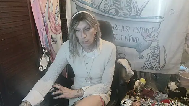 Snapshot of Ombeline1 chatting on March 3, 4:13 pm Ombeline1 online show from March 3, 4:13 pm