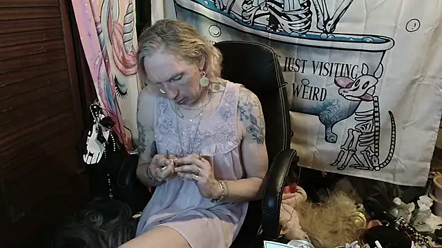 Snapshot of Ombeline1 chatting on March 6, 6:21 am Ombeline1 online show from March 6, 6:21 am