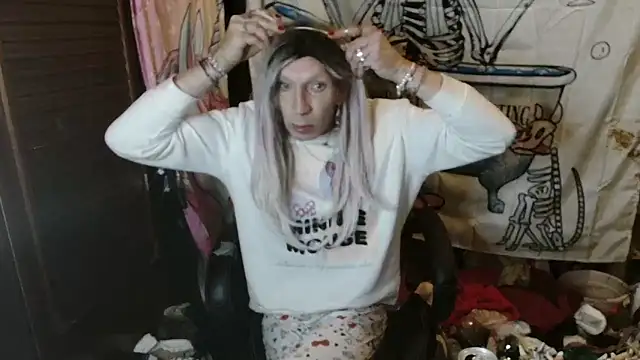 Snapshot of Ombeline1 chatting on March 25, 2:17 am Ombeline1 online show from March 25, 2:17 am