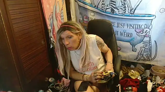 Snapshot of Ombeline1 chatting on April 1, 1:41 pm Ombeline1 online show from April 1, 1:41 pm