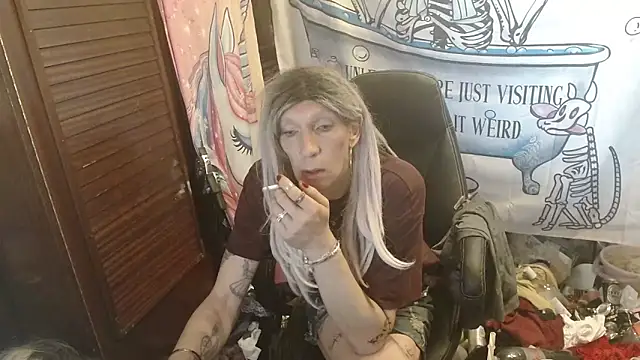 Snapshot of Ombeline1 chatting on April 3, 8:01 am Ombeline1 online show from April 3, 8:01 am