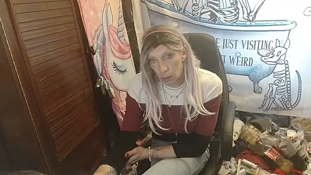 Snapshot of Ombeline1 chatting on April 5, 11:07 am Ombeline1 online show from April 5, 11:07 am