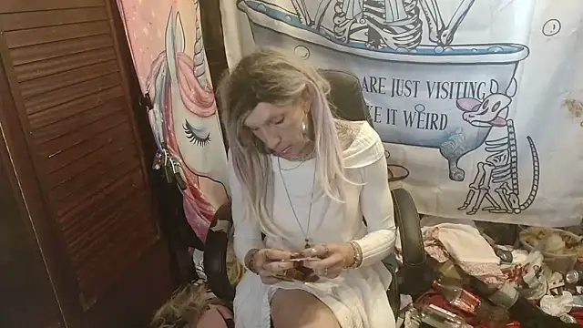 Snapshot of Ombeline1 chatting on April 6, 6:14 am Ombeline1 online show from April 6, 6:14 am