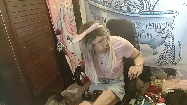 Snapshot of Ombeline1 chatting on April 7, 12:05 pm Ombeline1 online show from April 7, 12:05 pm